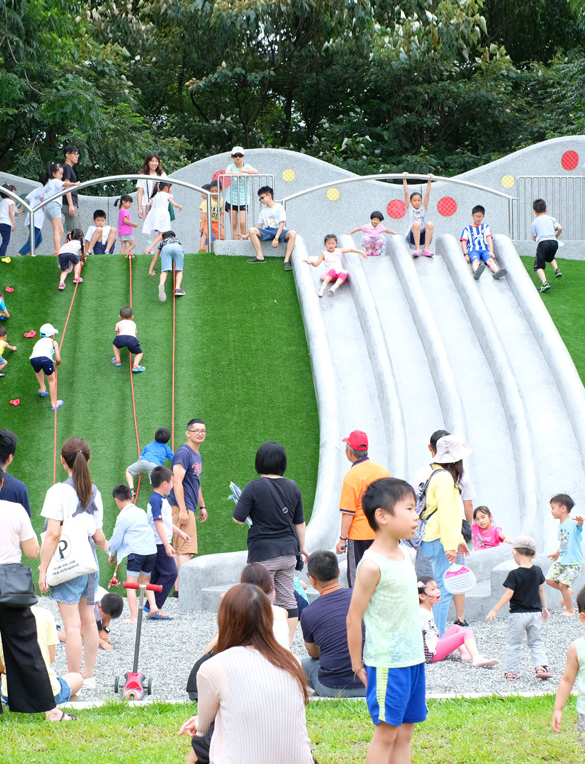 輪播圖片：來新北玩公園主題照片-繩結攀爬與滑梯遠景