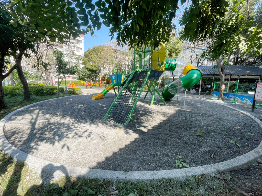 土城永豐社區公園遊戲場現場照片
