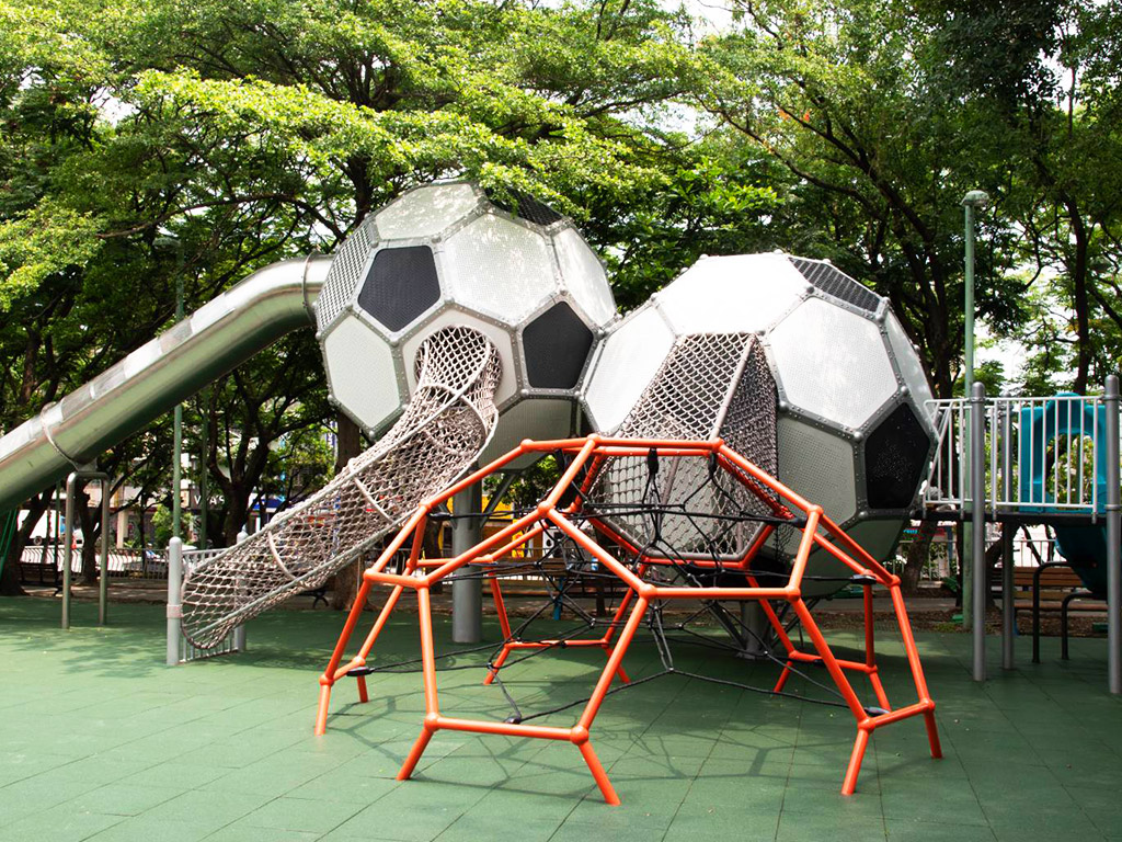 新莊新莊體育園區：田徑場側遊戲場照片