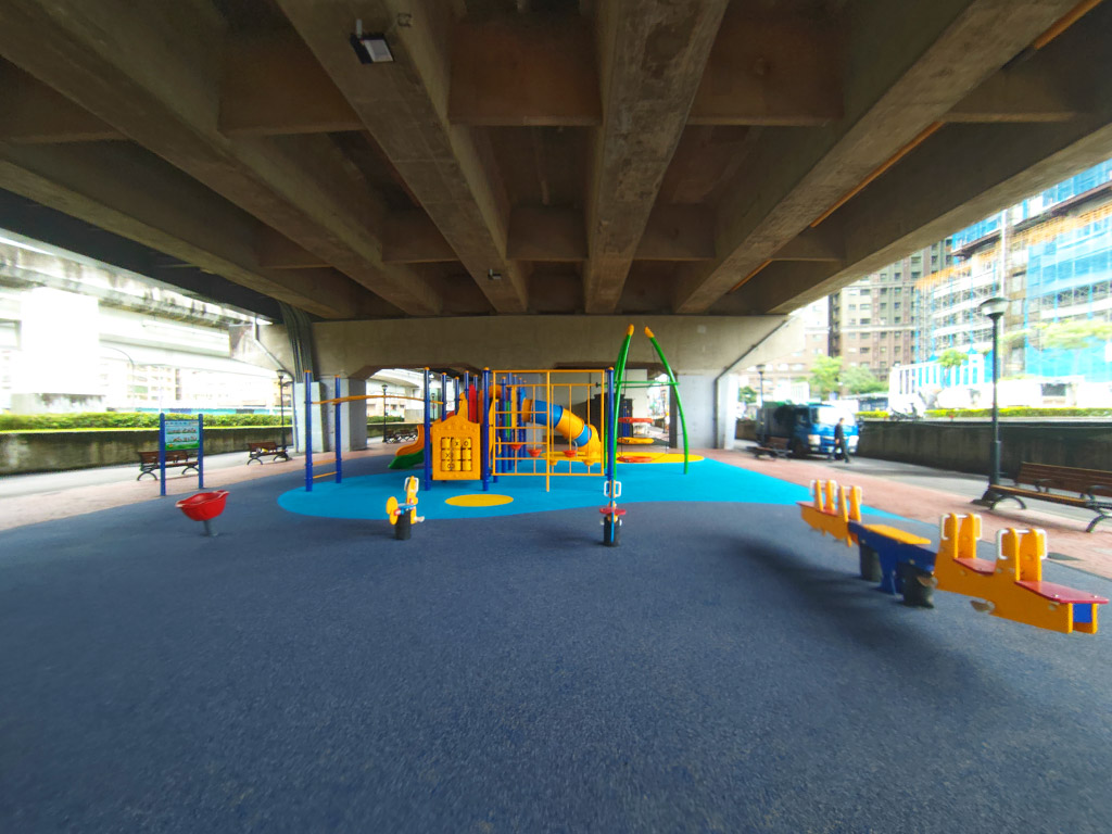 板橋大漢橋下遊戲場現場照片