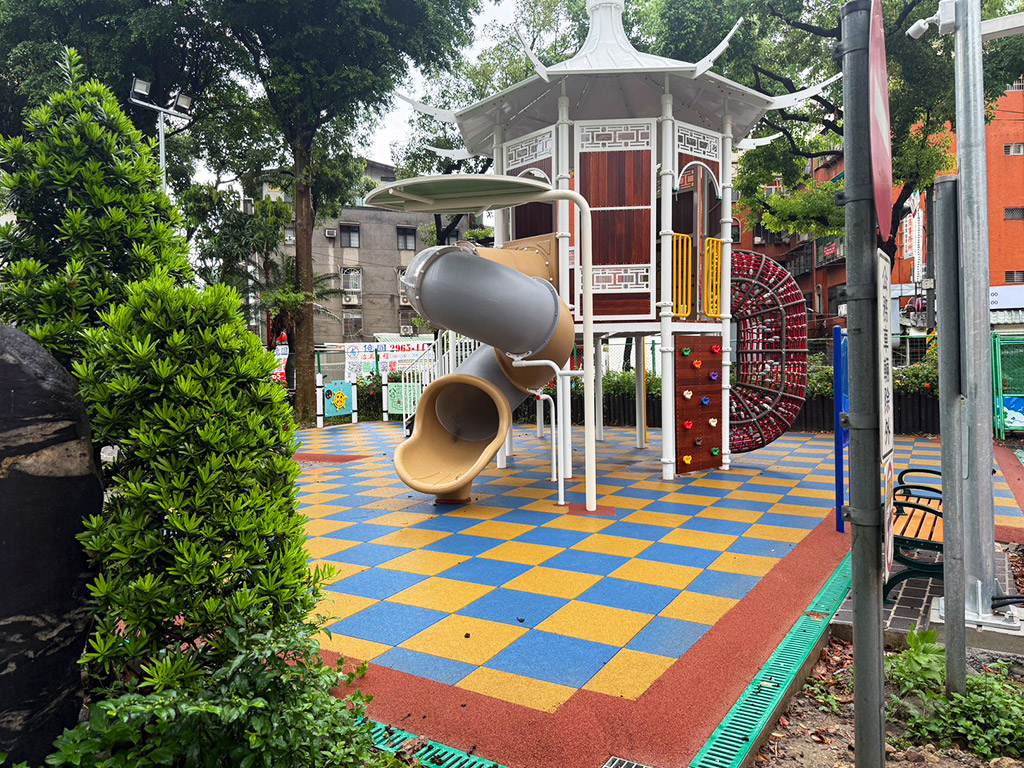 板橋柏壽公園遊戲場現場照片